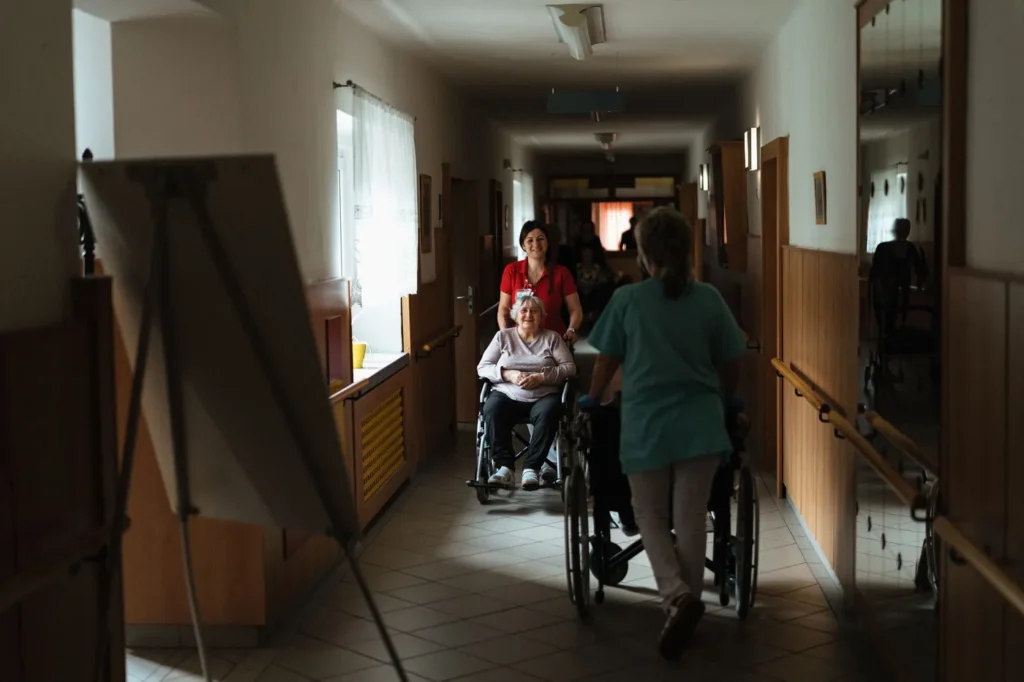 Beratungsgespräch zur Elektrorollstuhl-Anpassung im Sanitätshaus